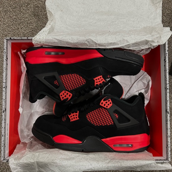 Jordan 4 thunder redSize 11.5